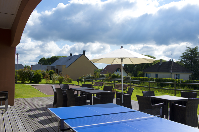Résidence Les Senioriales d'Équemauville : La terrasse du Club-House et le boulodrome